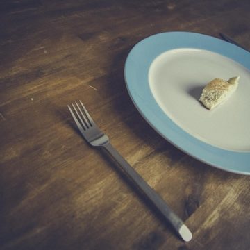 a plate with little food - are 60% of Americans today in danger of hunger?